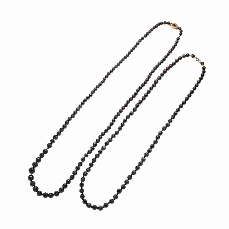 Una Lunga Collana in Granato e Oro Basso ed un'altra in Granato e Metallo Dorato