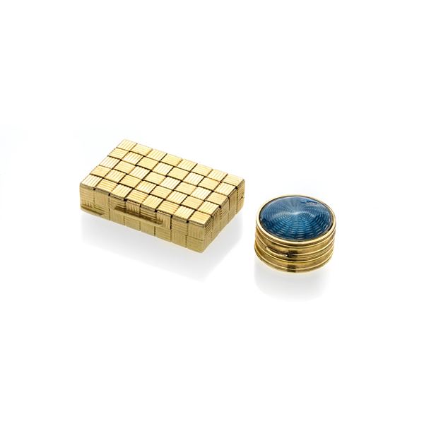 Pill box in yellow gold and enamel and another rectangular one, UnoAerre, in yellow gold