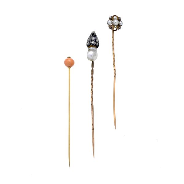 Three tie pins in yellow gold, low title gold, pearl, coral and diamonds