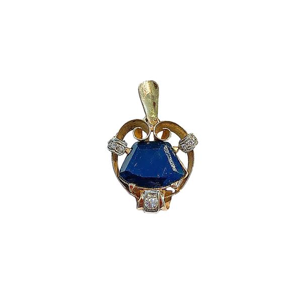 Pendant in yellow gold, sapphire and diamonds