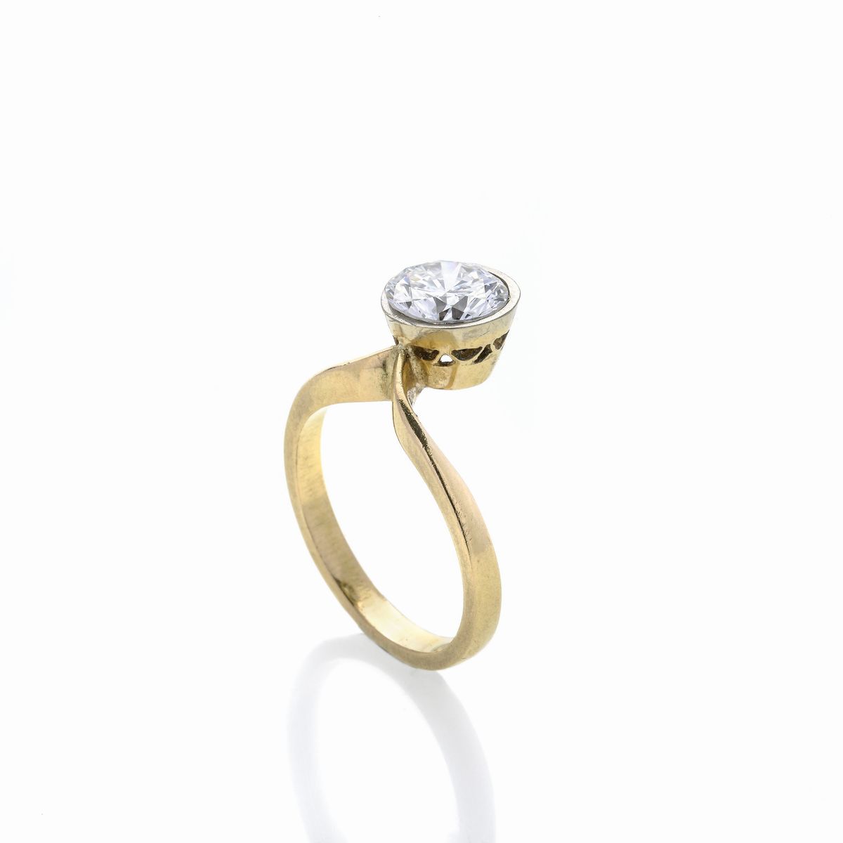 Anello solitario in oro giallo e diamante
