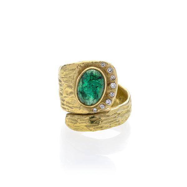 Large band ring in yellow gold, diamonds and emerald