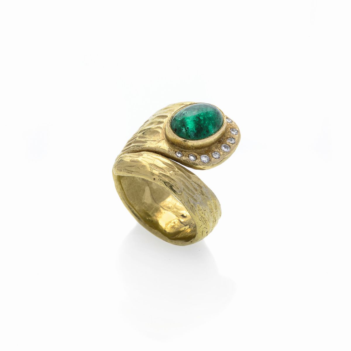 Grande anello a fascia in oro giallo, diamanti e smeraldo