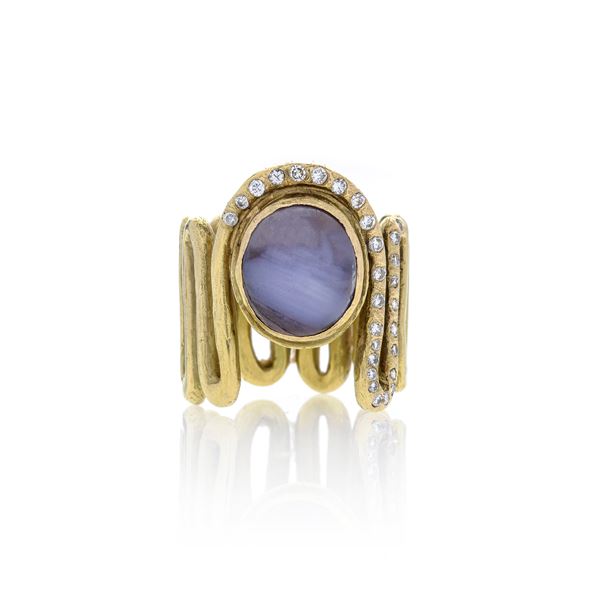 Grande anello in oro giallo, diamanti e zaffiro stellato