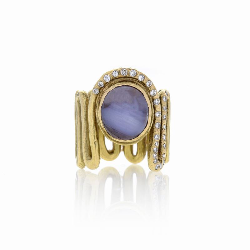 Grande anello in oro giallo, diamanti e zaffiro stellato