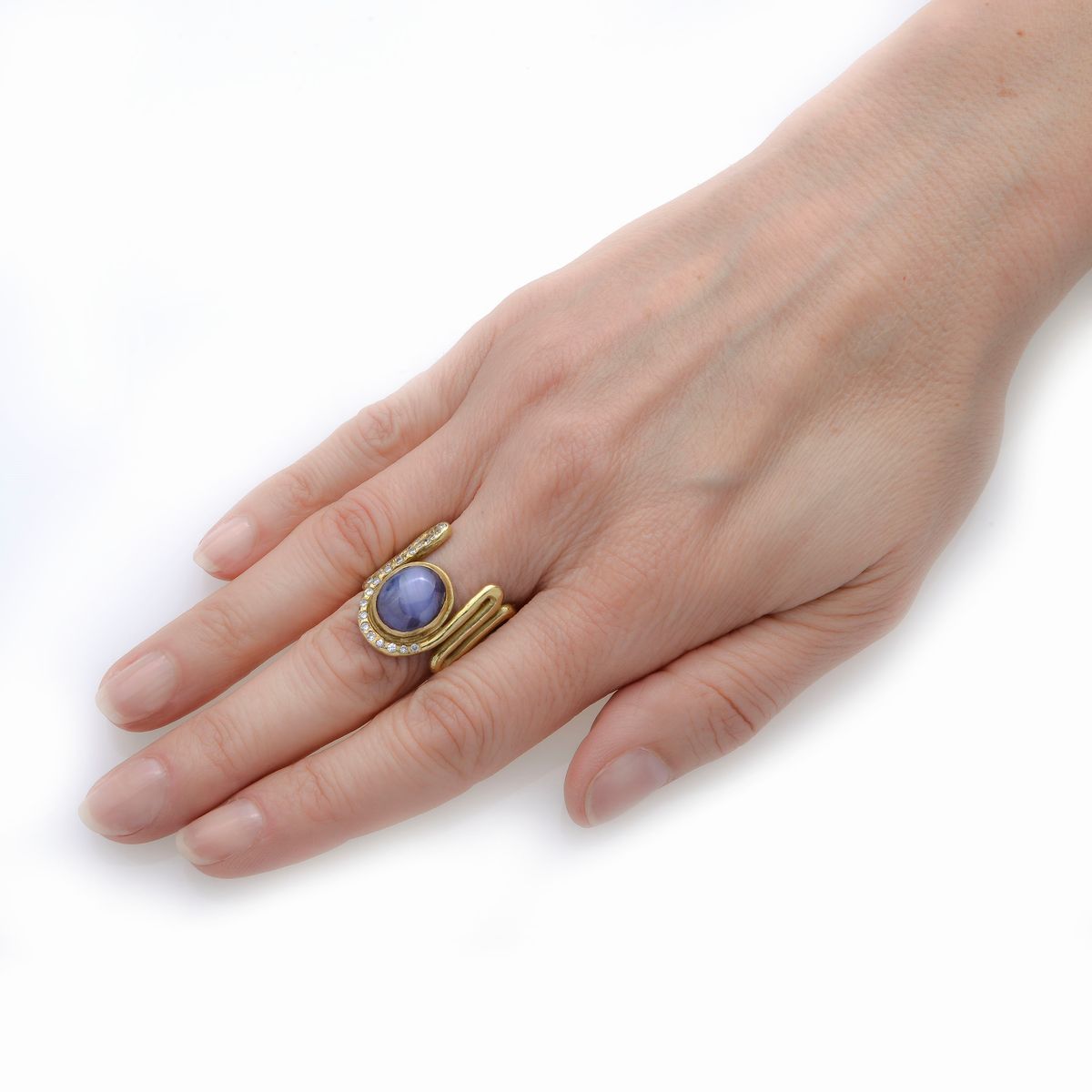 Grande anello in oro giallo, diamanti e zaffiro stellato