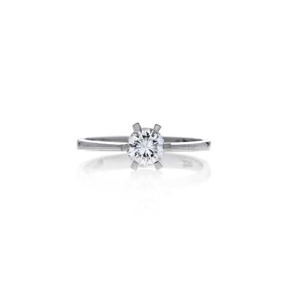Anello solitario in oro bianco e diamante