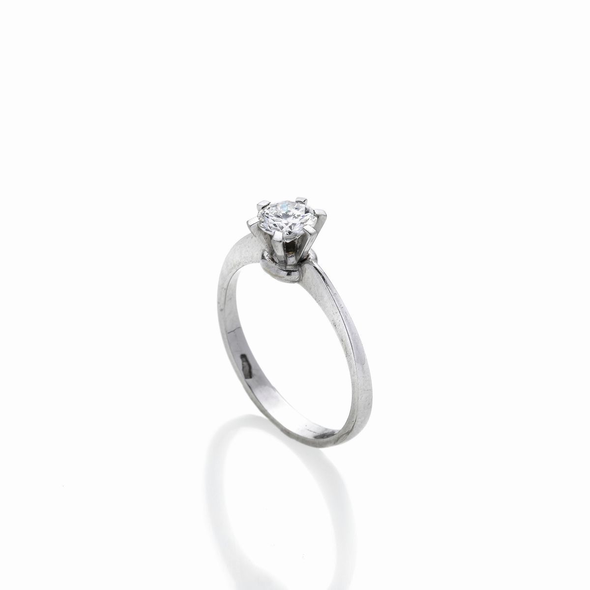 Anello solitario in oro bianco e diamante