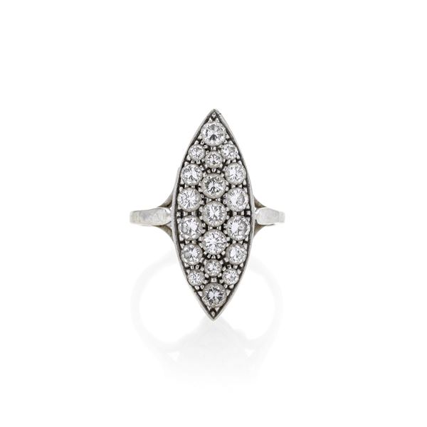 Anello a losanga in oro bianco e pavè di diamanti