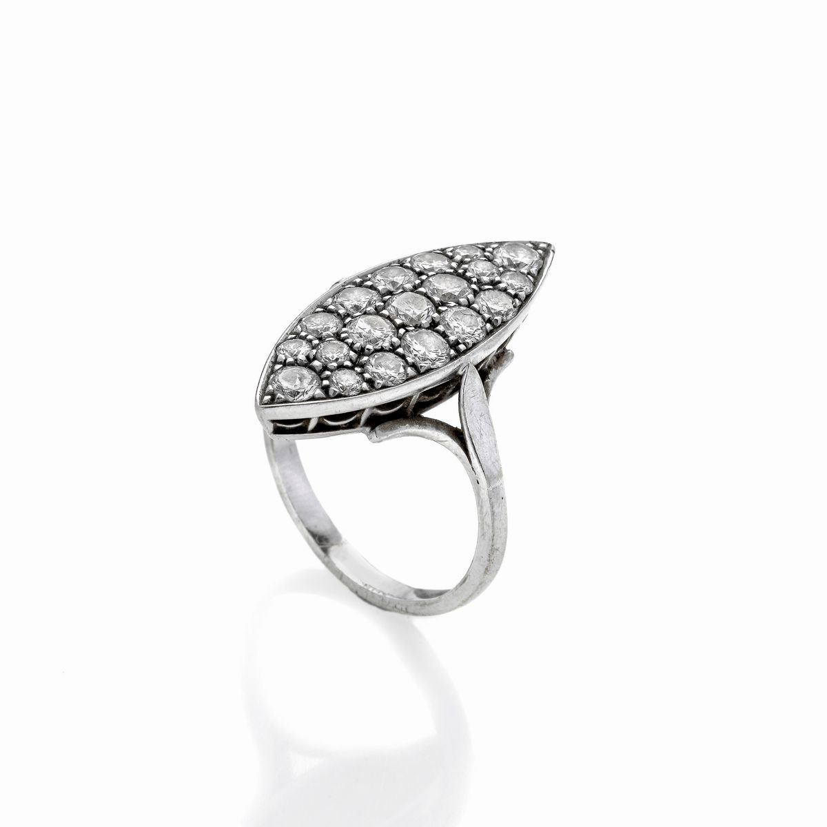 Anello a losanga in oro bianco e pavè di diamanti