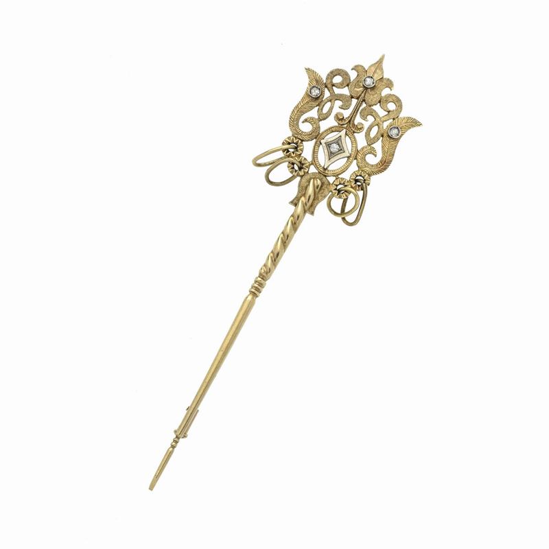 Grande spilla di ispirazione orientale in oro giallo, oro bianco e diamanti