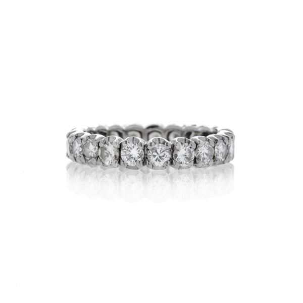 Anello eternity in oro bianco e diamanti