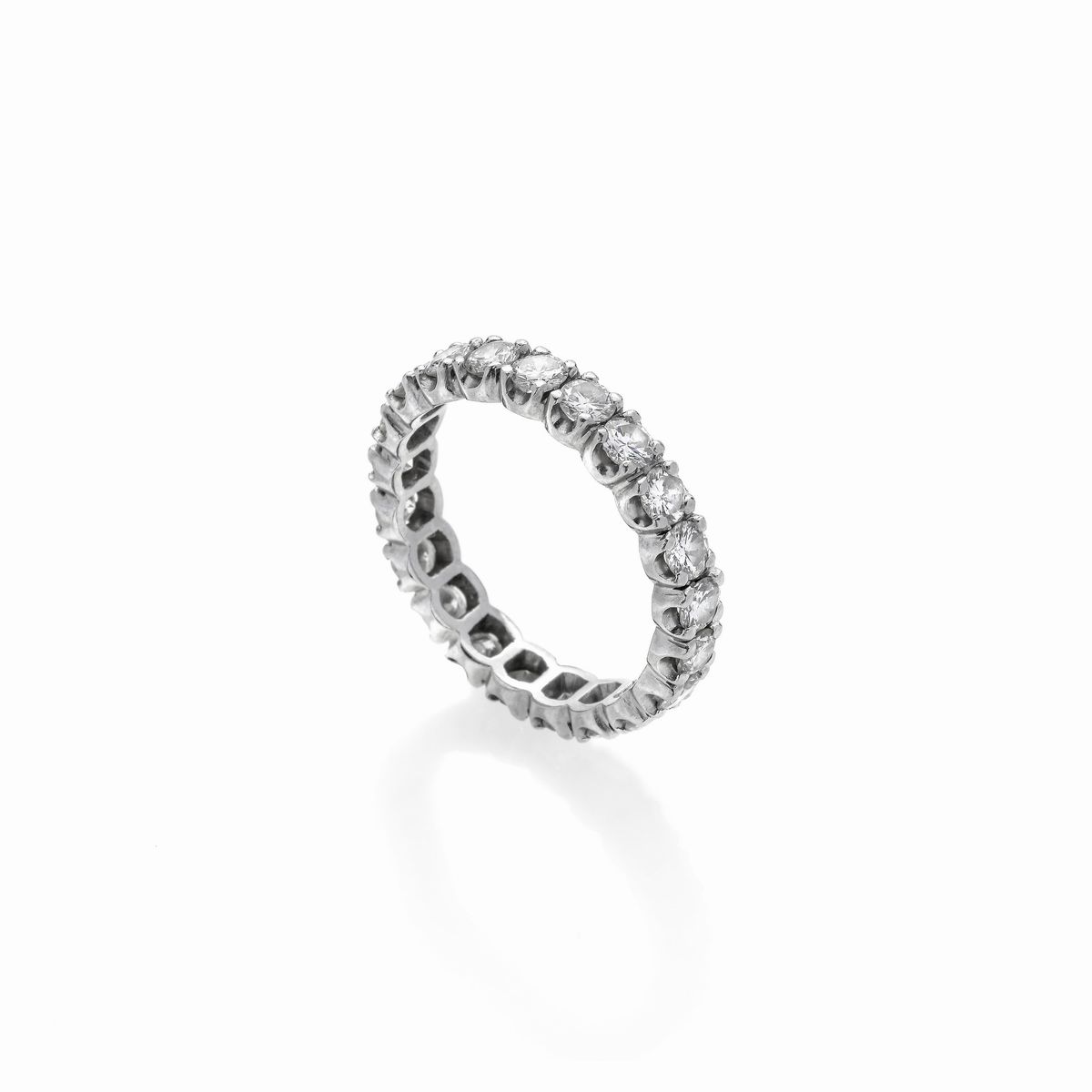 Anello eternity in oro bianco e diamanti