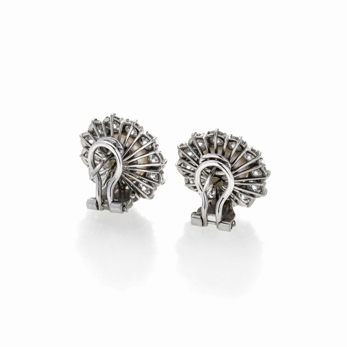 Paio di orecchini a margherita in oro bianco, diamanti e perle coltivate