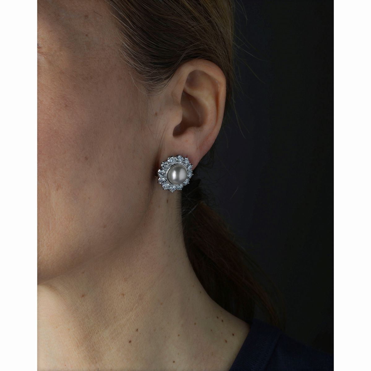 Paio di orecchini a margherita in oro bianco, diamanti e perle coltivate