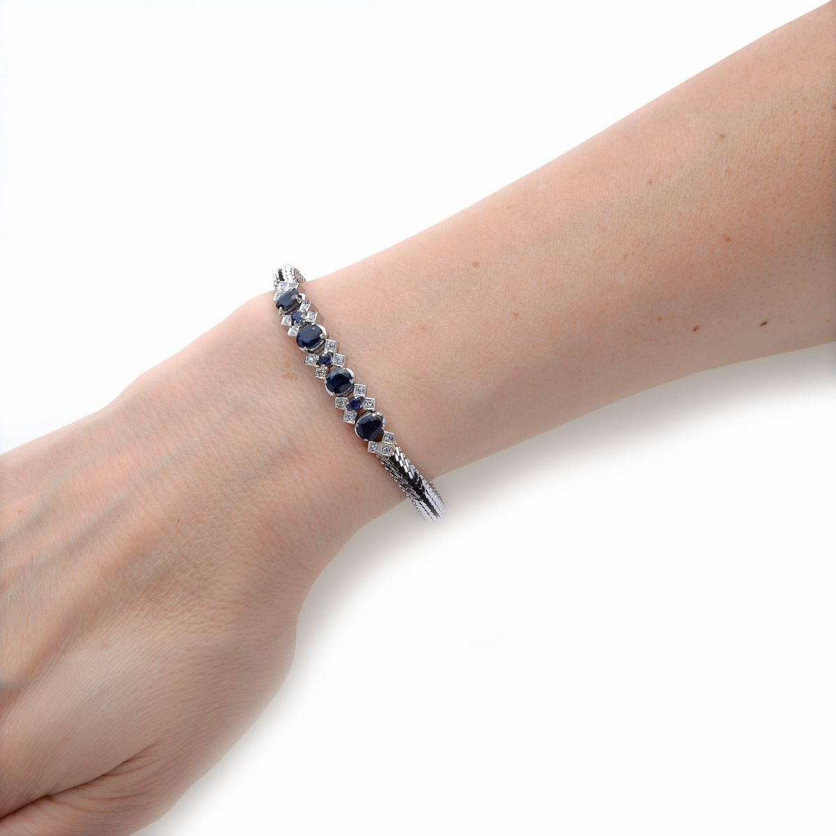 Bracciale in oro bianco, diamanti e spinelli blu