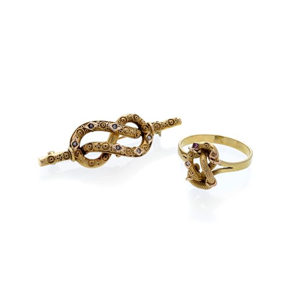 Spilla e anello in oro giallo, madreperla e microperle