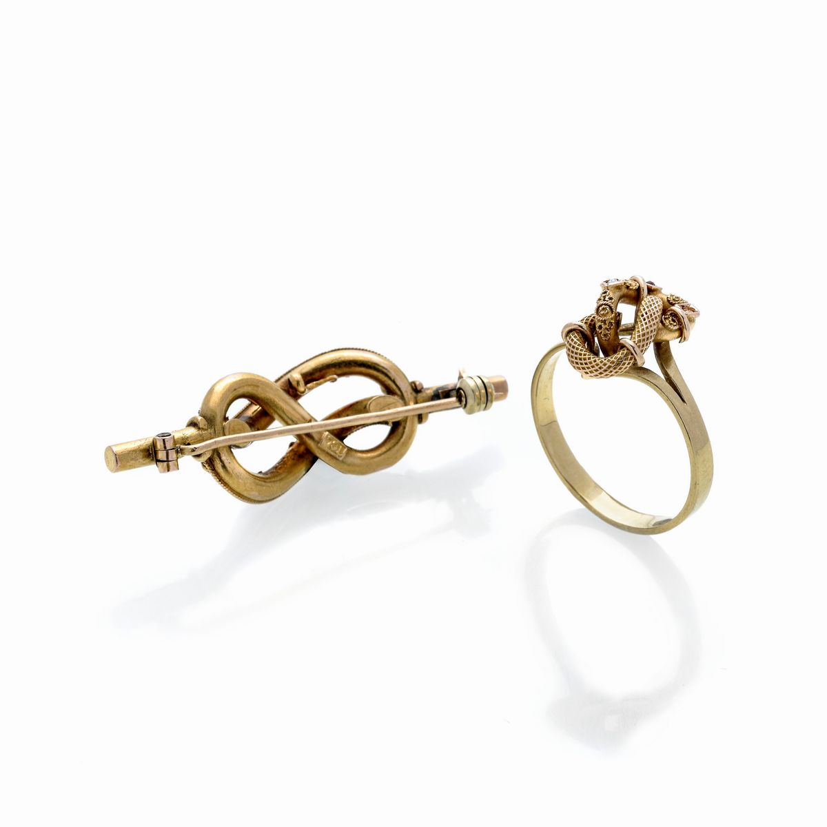 Spilla e anello in oro giallo, madreperla e microperle