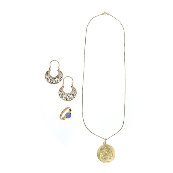 Anello in oro giallo e calcedonio, paio di orecchini in oro 12 kt e microperle e pendente con catena