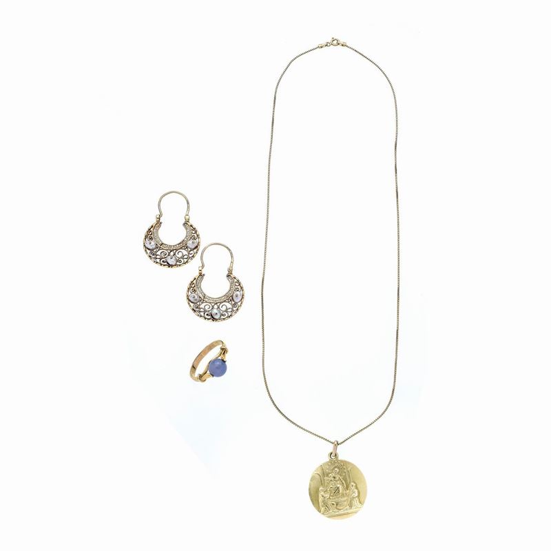 Anello in oro giallo e calcedonio, paio di orecchini in oro 12 kt e microperle e pendente con cat...