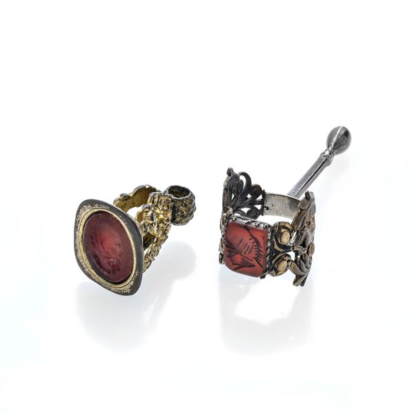 Signet in 9 kt gold and engraved glass paste and another in 9 kt gold and silver and engraved carnelian