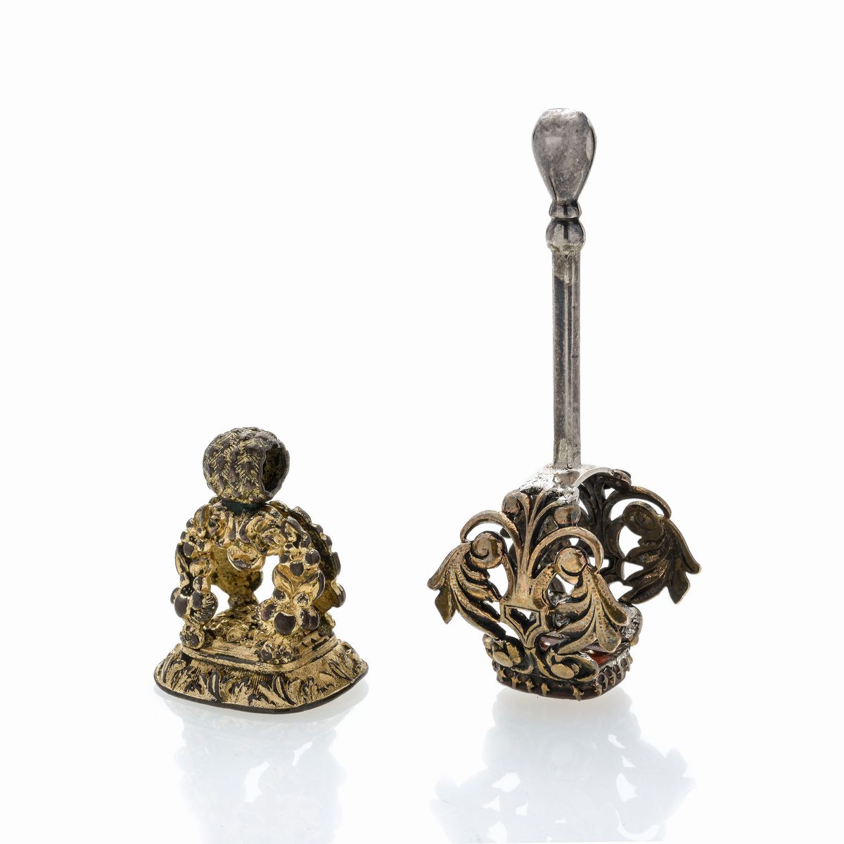 Sigillo in oro 9 kt pasta vitrea incisa e un altro in oro 9 kt e argento e corniola incisa