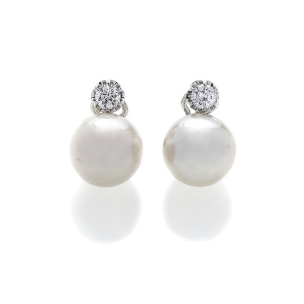 Paio di orecchini pendenti in oro bianco, diamanti e perle australiane