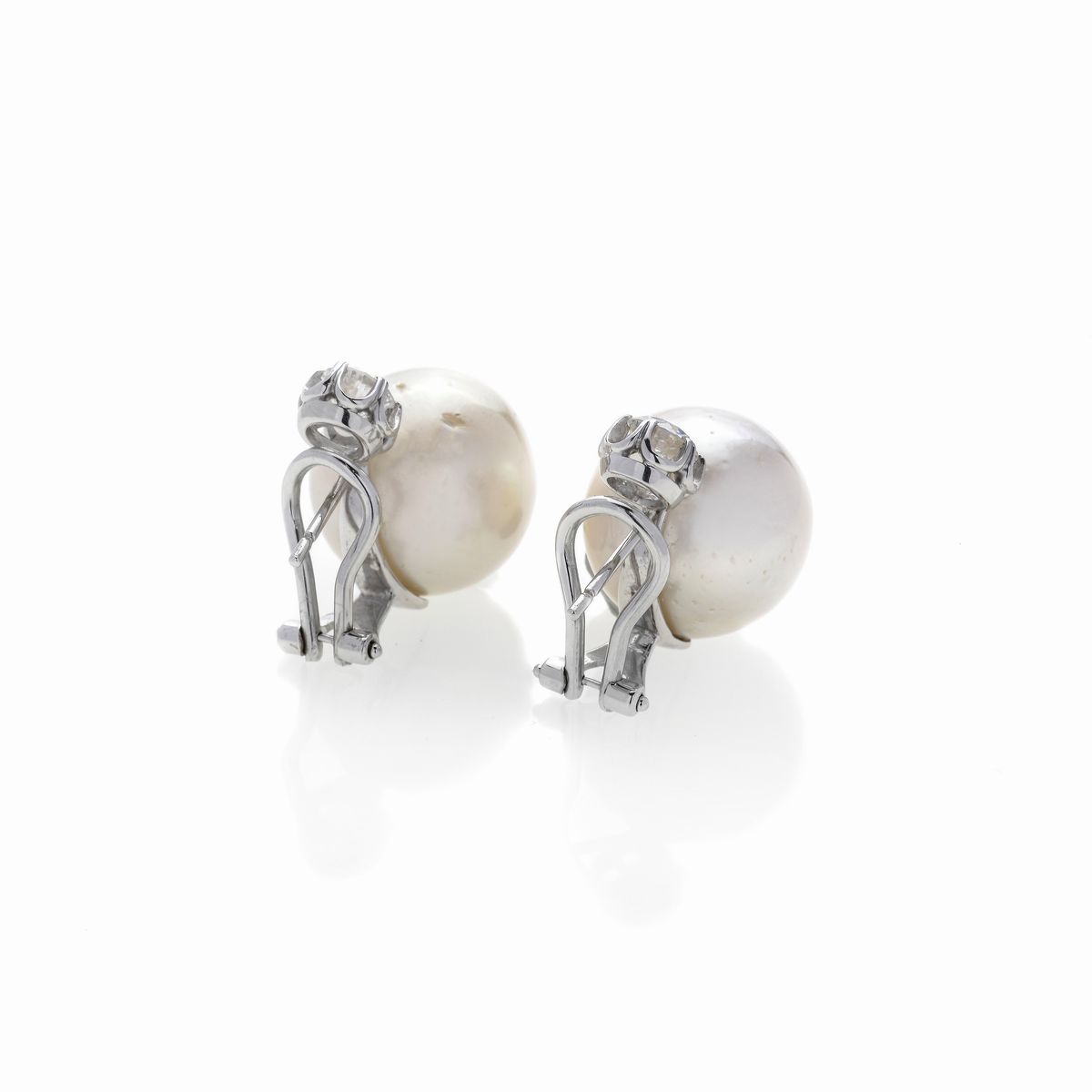 Paio di orecchini pendenti in oro bianco, diamanti e perle australiane