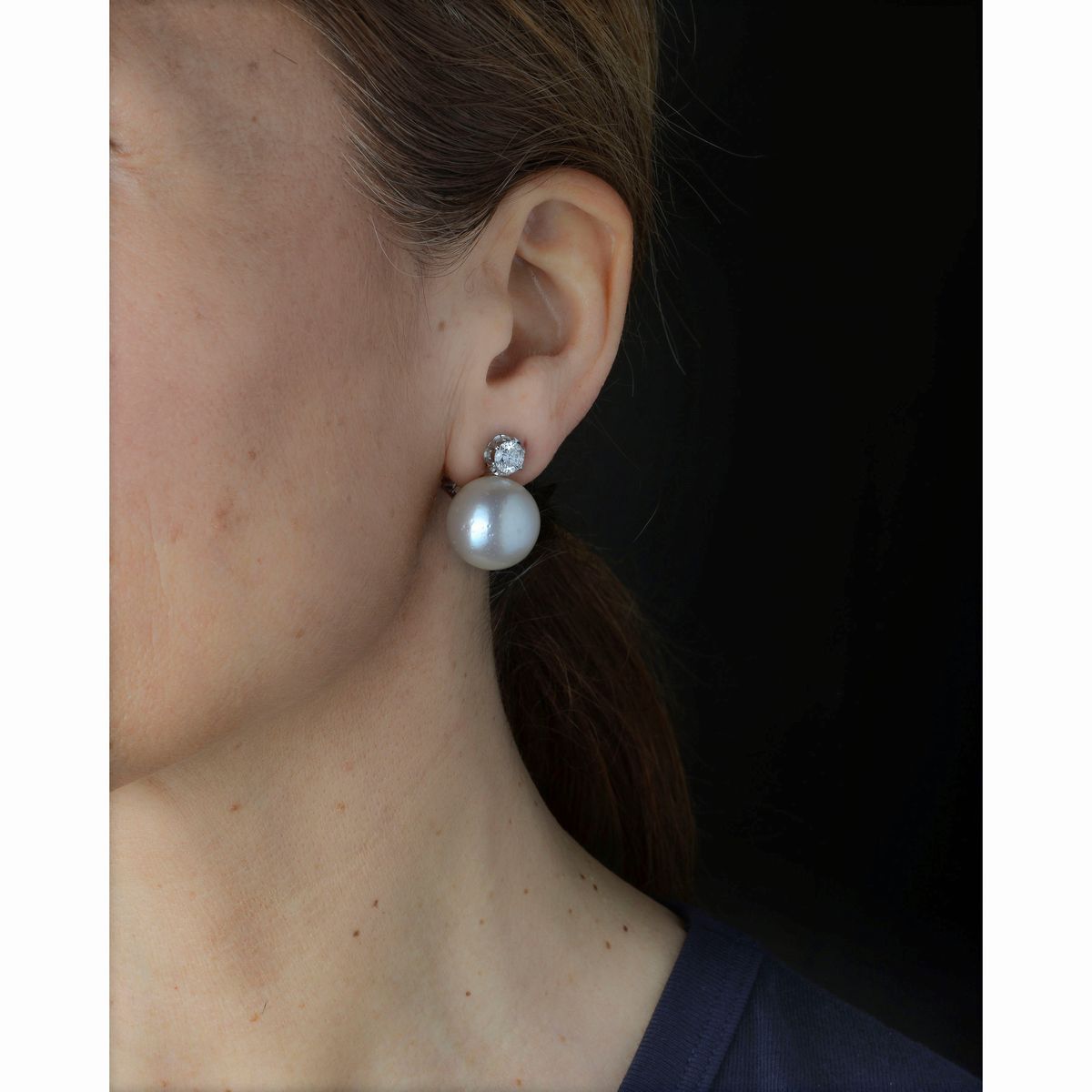 Paio di orecchini pendenti in oro bianco, diamanti e perle australiane