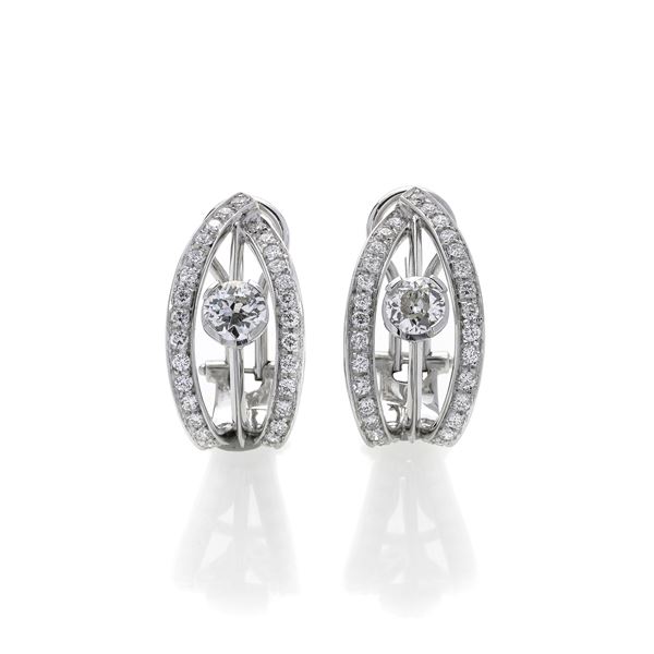 Pair of pendant earrings in white gold and diamonds