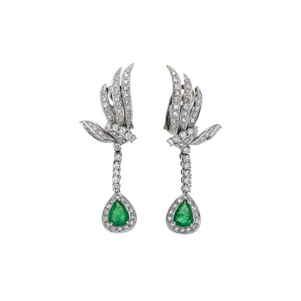 Pair of pendant earrings in white gold, diamonds and emeralds
