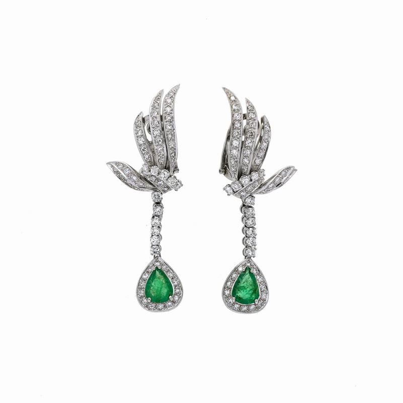 Paio di orecchini pendenti in oro bianco, diamanti e smeraldi