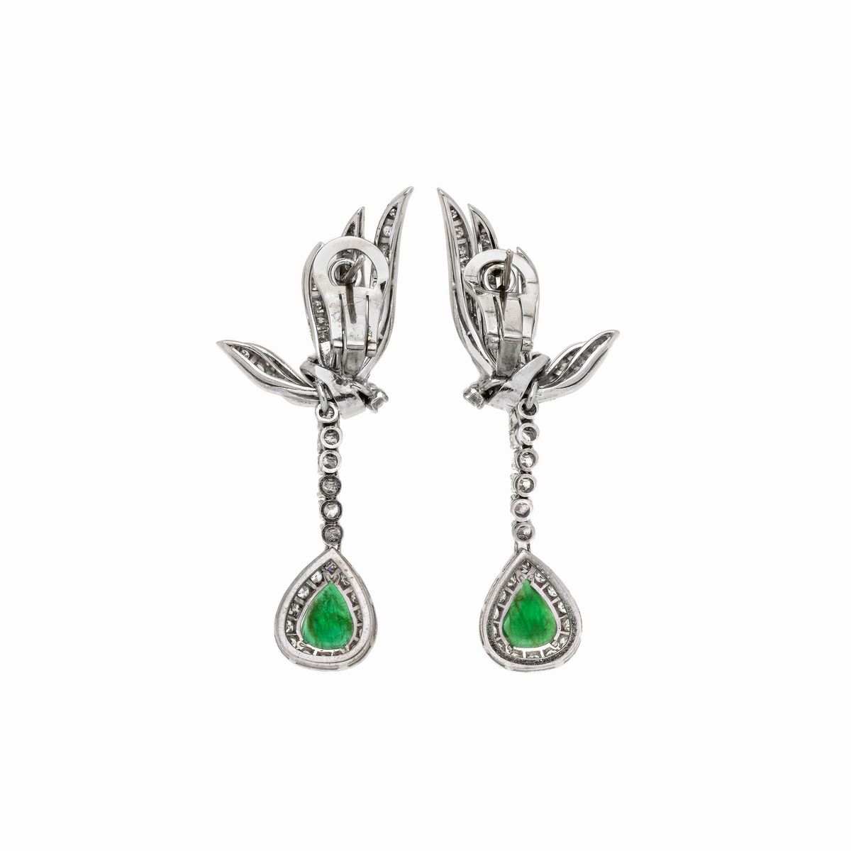 Paio di orecchini pendenti in oro bianco, diamanti e smeraldi