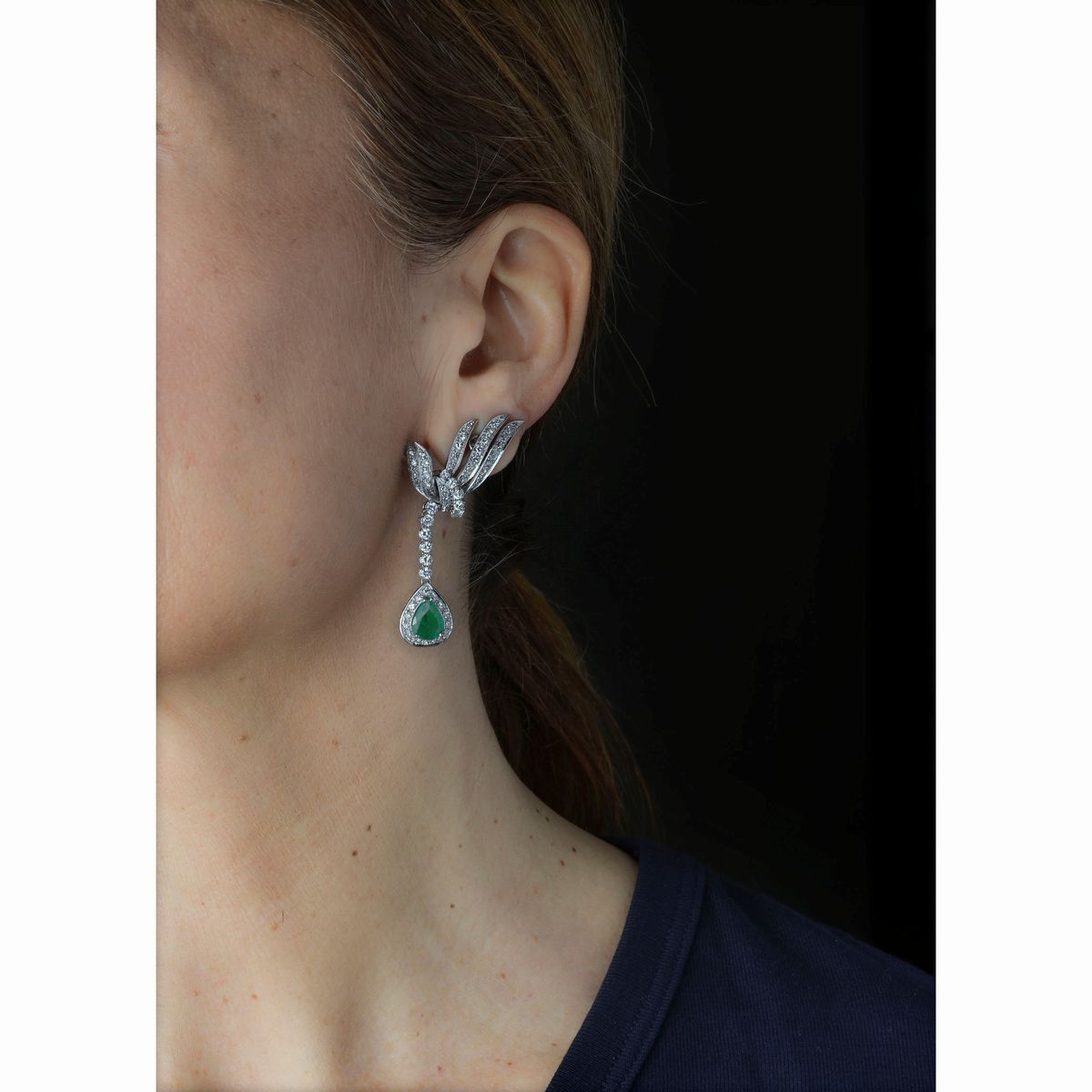 Paio di orecchini pendenti in oro bianco, diamanti e smeraldi