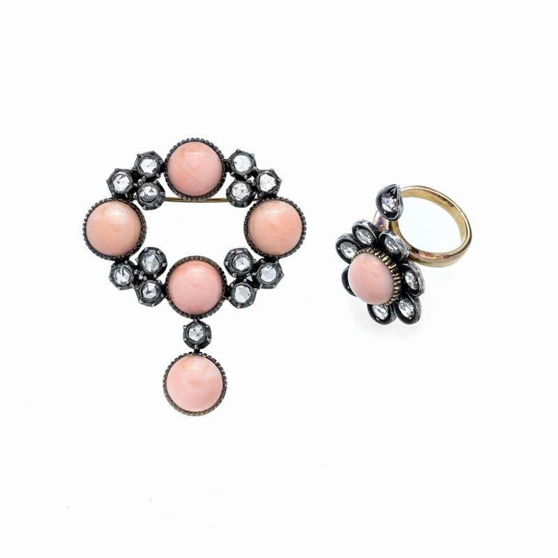 Spilla e anello in oro giallo, argento, diamanti e corallo rosa
