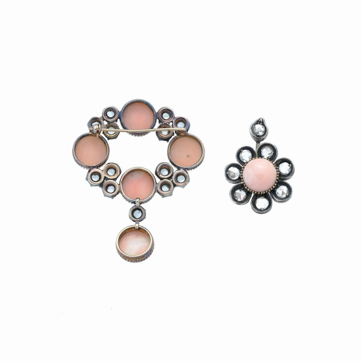 Spilla e anello in oro giallo, argento, diamanti e corallo rosa