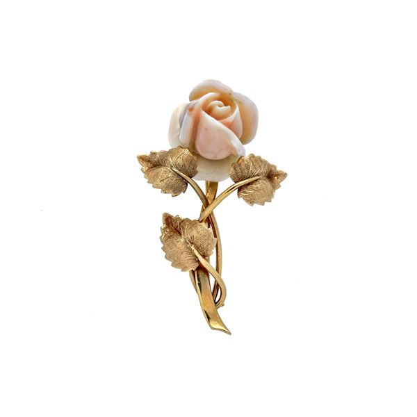 Rose brooch in yellow gold and coral