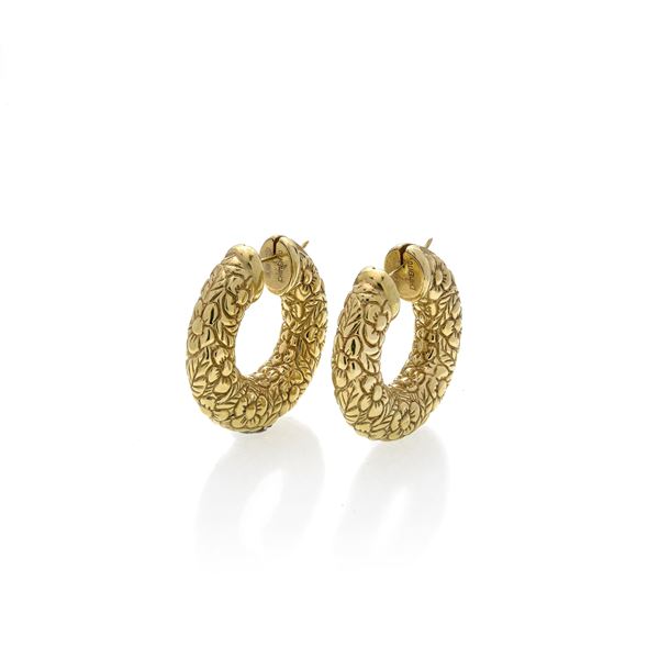 CHIMENTO - Pair of large hoop earrings in yellow gold