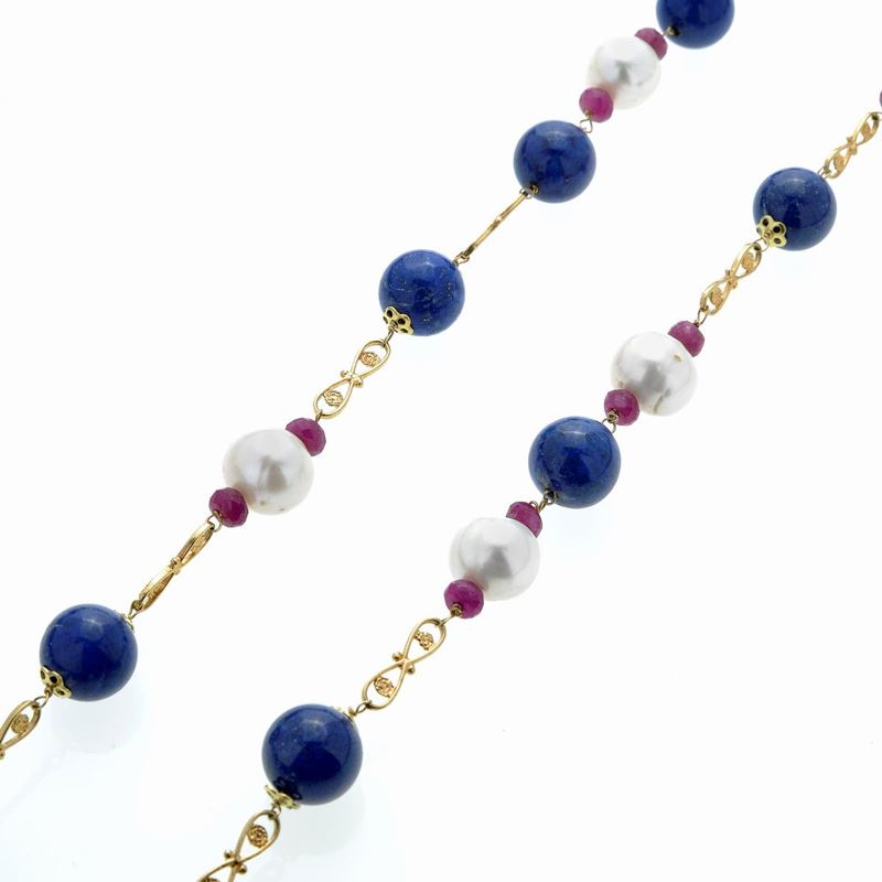 Lunga collana in oro giallo, perle, lapislazzuli e rubini