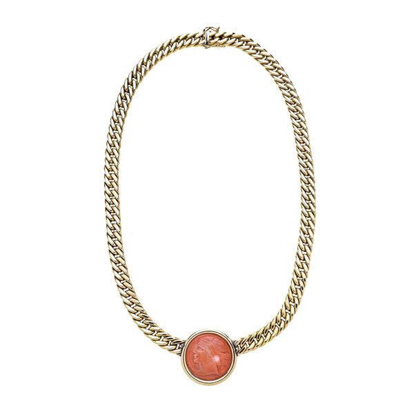 Necklace in yellow gold and cameo engraved in pink coral