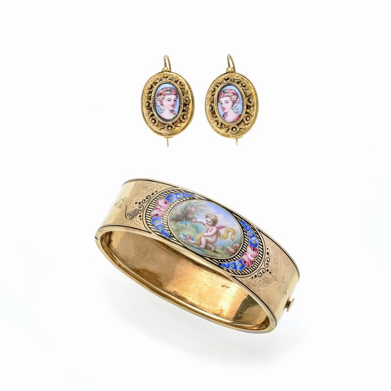 Bracciale rigido in oro giallo e Putti in smalti policromi e paio di orecchini in oro 9kt en suit...