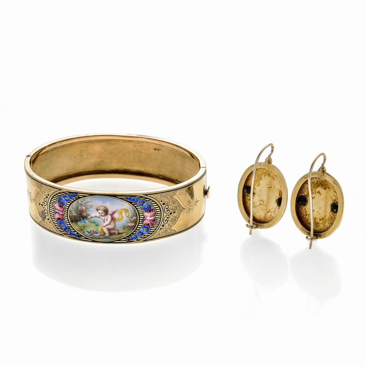 Bracciale rigido in oro giallo e Putti in smalti policromi e paio di orecchini in oro 9kt en suit...