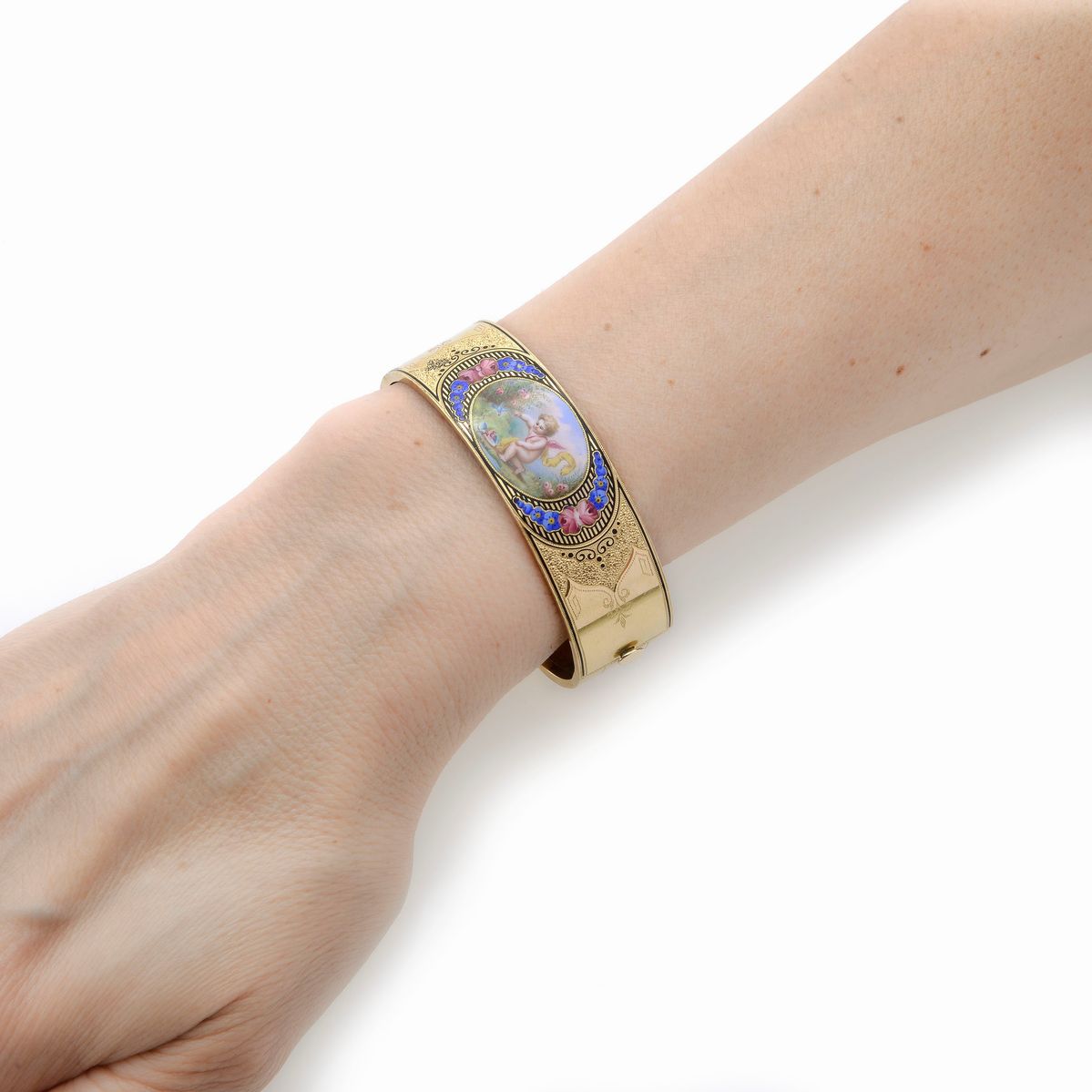 Bracciale rigido in oro giallo e Putti in smalti policromi e paio di orecchini in oro 9kt en suit...