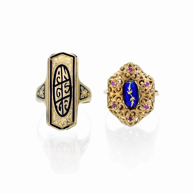 Anello a losanga porta ricordi, apribile, in oro giallo e smalto nero e un altro con smalto blu