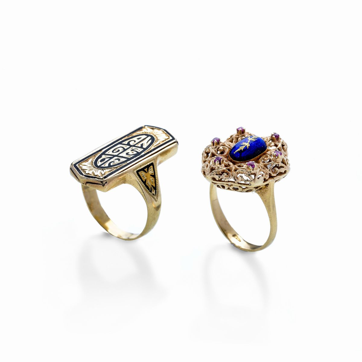 Anello a losanga porta ricordi, apribile, in oro giallo e smalto nero e un altro con smalto blu