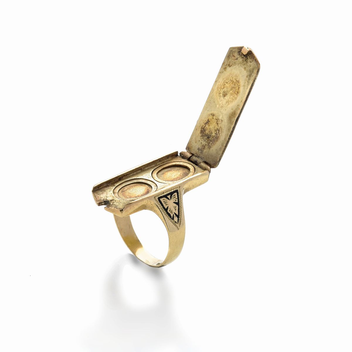 Anello a losanga porta ricordi, apribile, in oro giallo e smalto nero e un altro con smalto blu