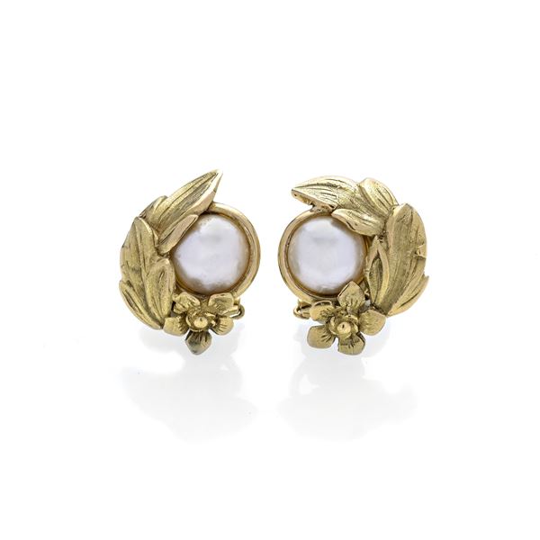 Pair of earrings in yellow gold and mabè pearl