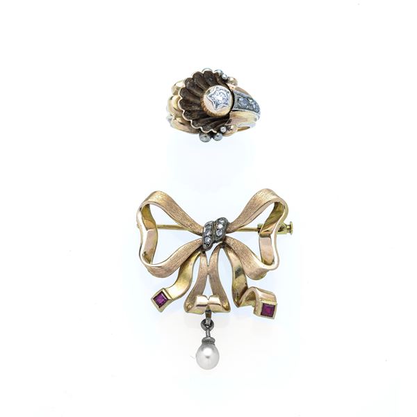 Bow brooch in 12 kt rose gold, diamonds and red stones and ring in 18 kt rose gold and diamonds