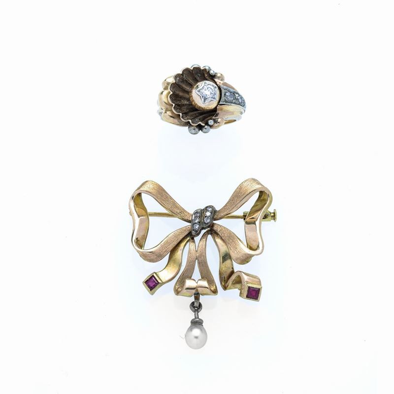 Spilla fiocco in oro rosa 12 kt, diamanti e pietre rosse e anello in oro rosa 18kt e diamanti