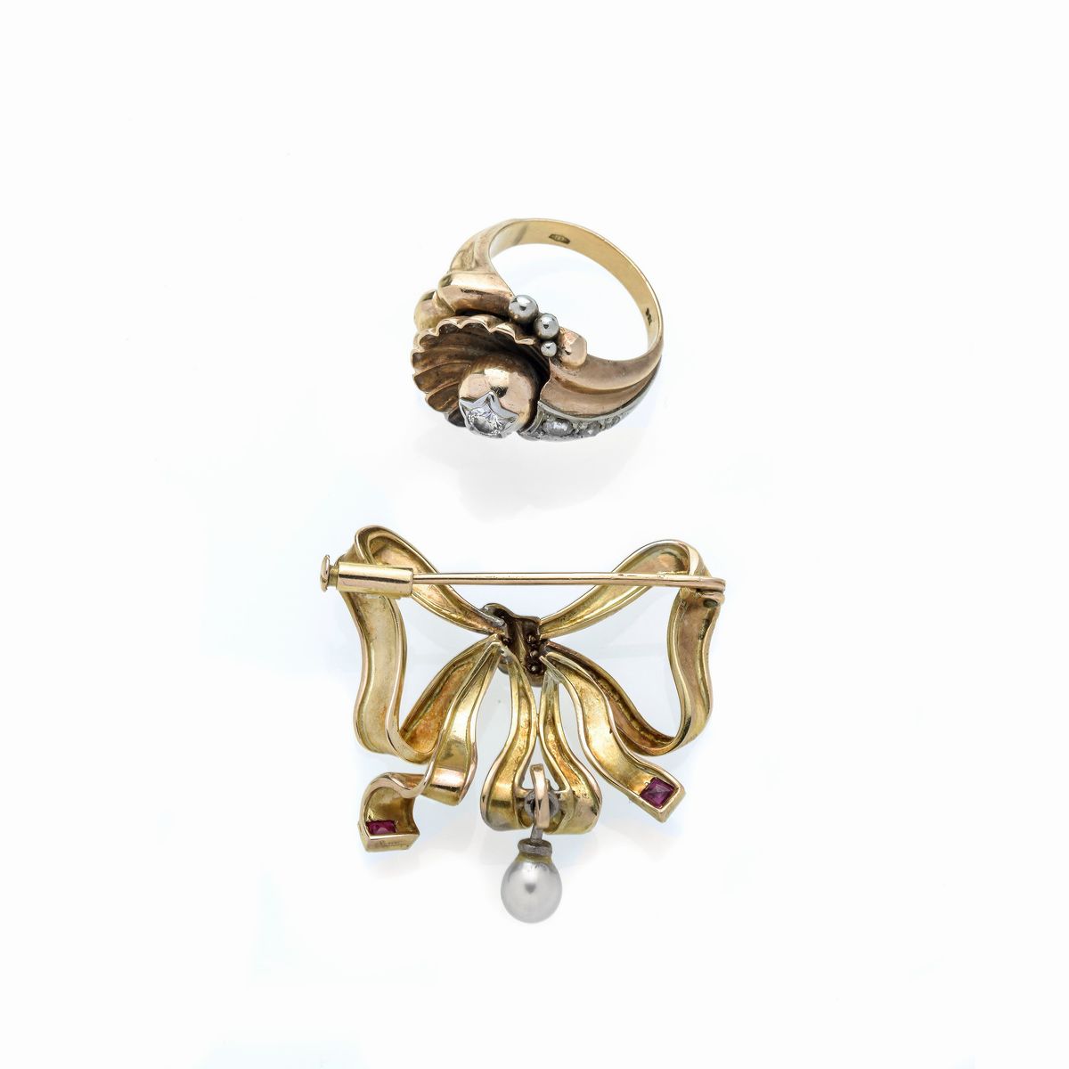 Spilla fiocco in oro rosa 12 kt, diamanti e pietre rosse e anello in oro rosa 18kt e diamanti